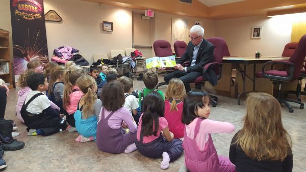 Mayor Dueck I love to read  2 